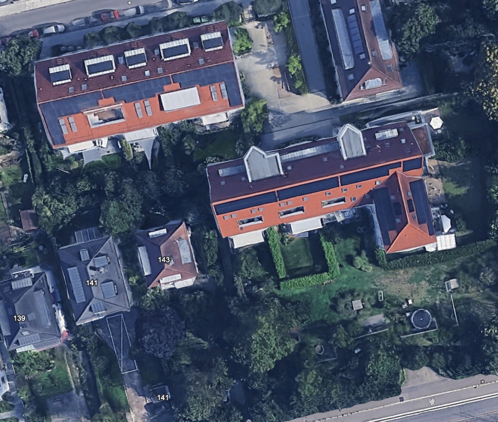 Luftbild des Grundstücks mit Häusern 86 und 88, Hof, Garten und Straßenseite